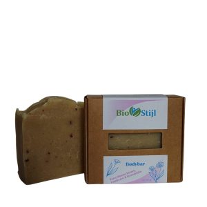 Ambachtelijk gemaakte biologische lavendelzeep gemaakt met verse frambozen en blauwe bessen